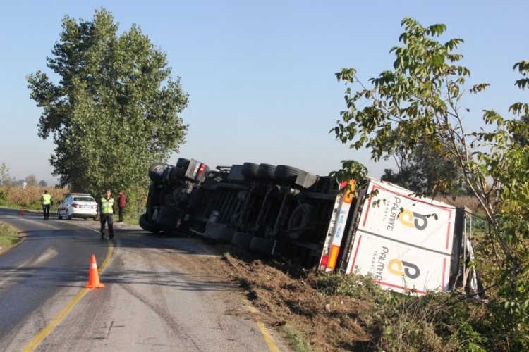 Sakarya'da tır devrildi! S&uuml;r&uuml;c&uuml;s&uuml; kazayı yara almadan atlattı