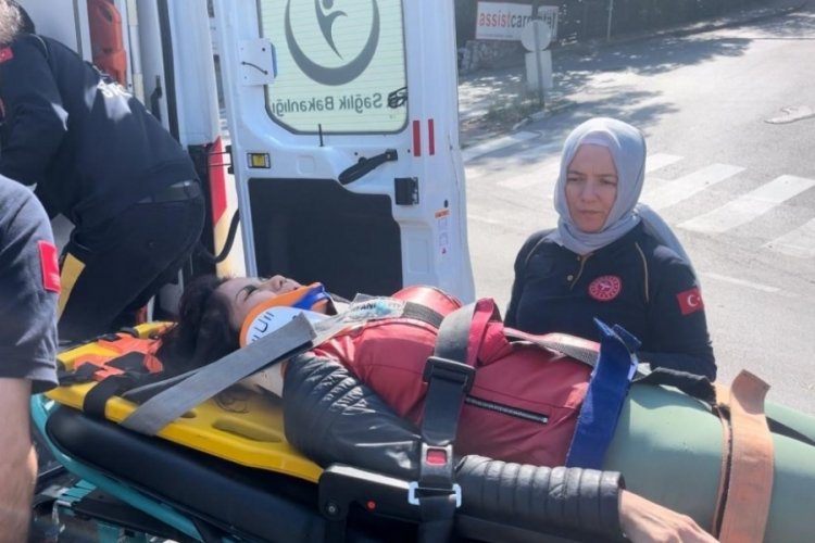Bursa'da motosiklet otomobille &ccedil;arpıştı! Taylandlı kadın yaralandı
