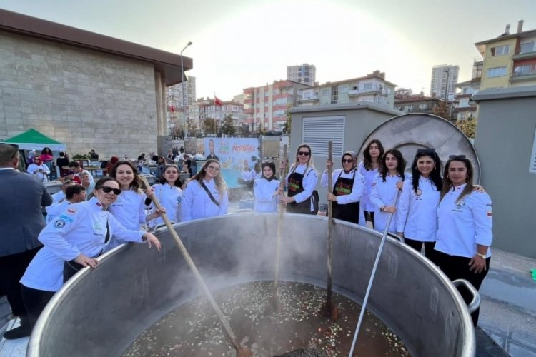 BU&Uuml;'l&uuml; &ouml;ğrenciler Gastronomi Festivali'nden &ouml;d&uuml;lle d&ouml;nd&uuml;