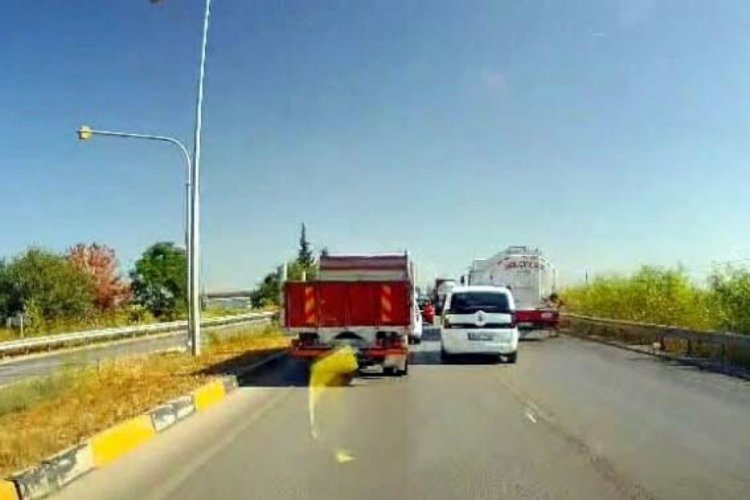 Manisa'da makas atarak trafiği tehlikeye sokan s&uuml;r&uuml;c&uuml;ye ceza