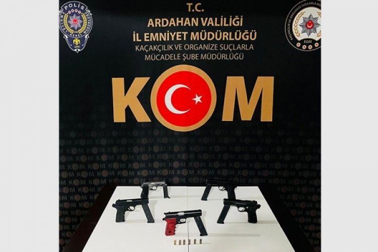 Ardahan'da durdurulan ara&ccedil;ta ruhsatsız tabancalar ele ge&ccedil;irildi