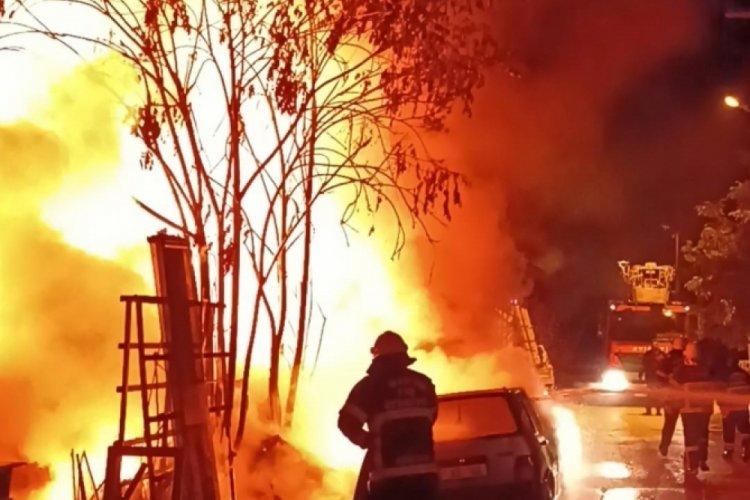 Burdur'da odun deposunda yangın: 30 ton tahta ve 1 otomobil yandı