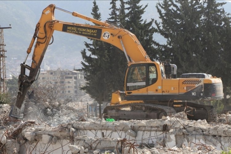 Hatay'da ağır hasarlı binaların kontroll&uuml; yıkımı devam ediyor