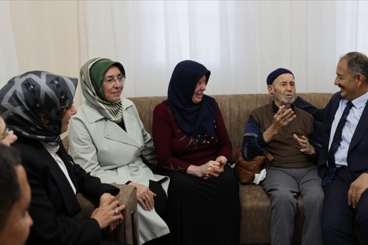 Bakan &Ouml;zhaseki depremzede aileyi yeni evinde ziyaret etti