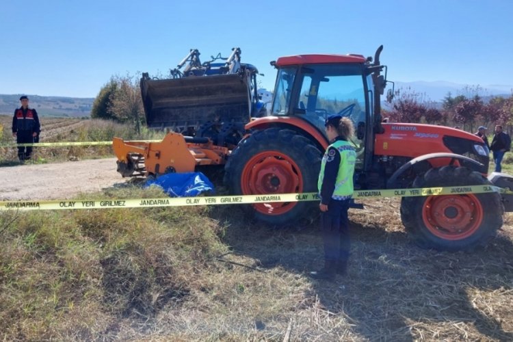 Bursa'da tarım makinesinin altında kalan kadın &ouml;ld&uuml;, eşi ve oğlu yaralandı