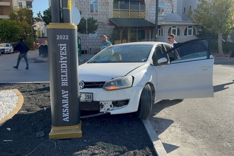 Aksaray'da Kaza: Otomobil Ref&uuml;je &Ccedil;arptı, S&uuml;r&uuml;c&uuml; Yaralandı