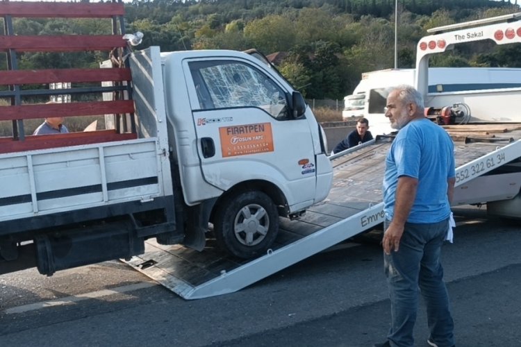 Kocaeli'de kontrolden &ccedil;ıkan kamyonet tıra &ccedil;arptı! 1 yaralı