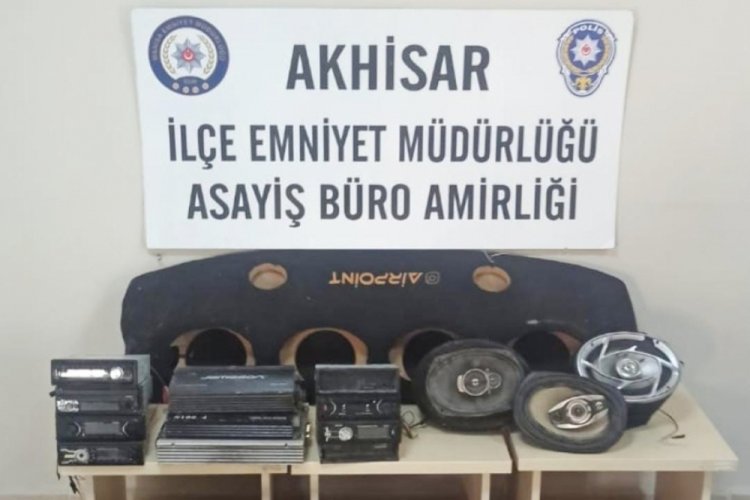 Manisa'da otomobillere dadanan hırsız yakalandı