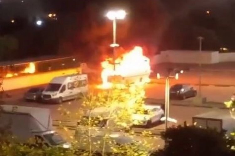 İstanbul'da park halinde bulunan bir otomobil alev topuna d&ouml;nd&uuml;!