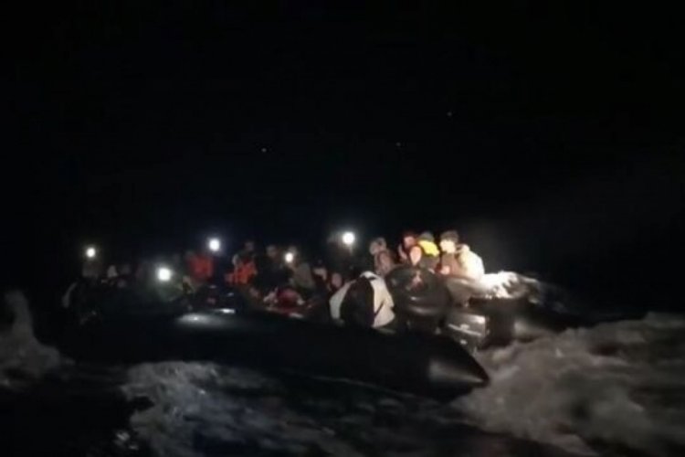 İzmir a&ccedil;ıklarında 64 d&uuml;zensiz g&ouml;&ccedil;men yakalandı