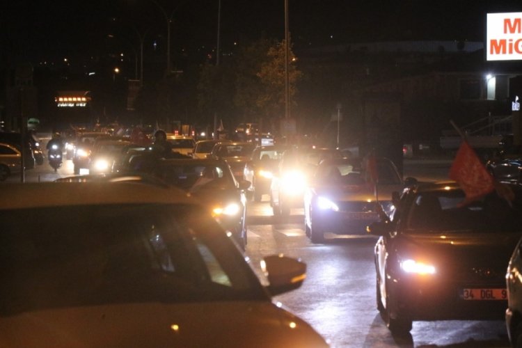 Sakarya'da y&uuml;zlerce kişi konvoy yaparak Filistin'e destek verdi