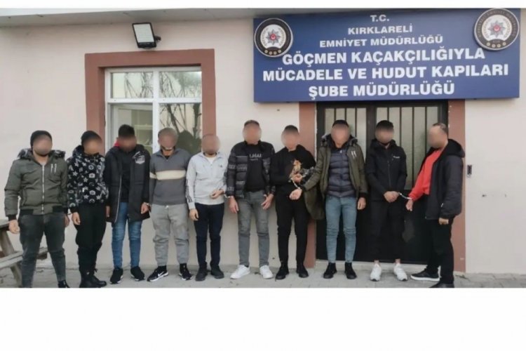 Kırklareli'de ş&uuml;pheli ara&ccedil;tan 10 ka&ccedil;ak g&ouml;&ccedil;men &ccedil;ıktı