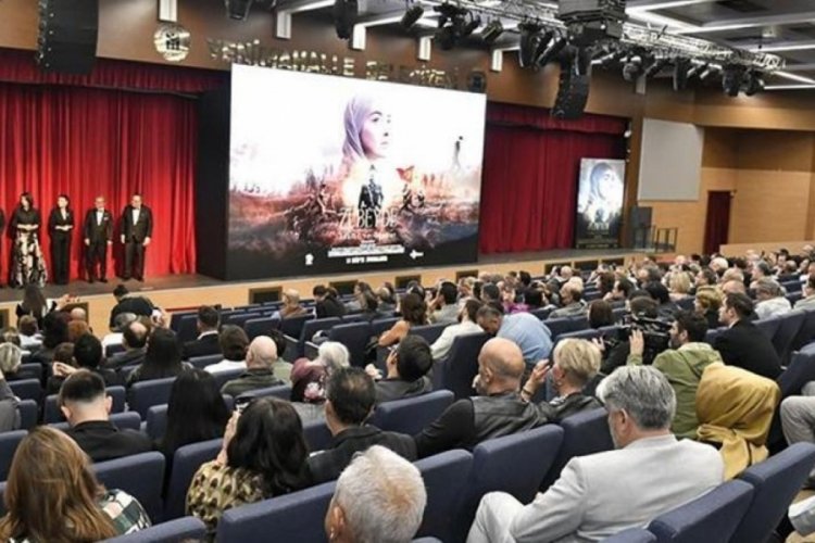 Meral Akşener 'Z&uuml;beyde, Analar ve Oğullar' filminin galasına katıldı