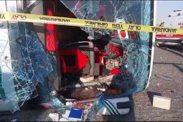 Şanlıurfa'da otomobille &ccedil;arpışan otob&uuml;s devrildi: 1 &ouml;l&uuml;, 14 yaralı