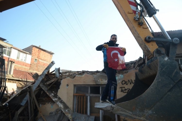 Bursa'da yıkımdaki bayrak hassasiyeti duygulandırdı