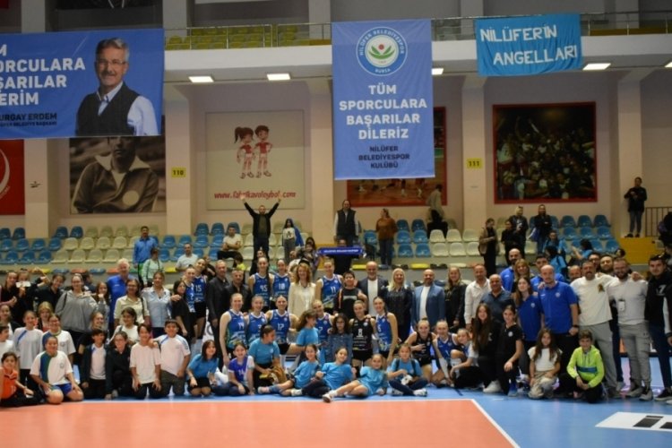 Nil&uuml;fer'in sultanları Avrupa'da turladı