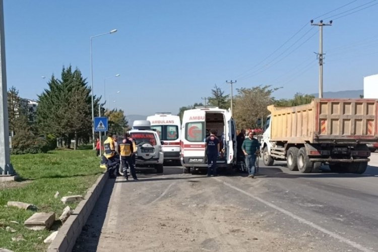 Bolu'da ambulans otomobille &ccedil;arpıştı