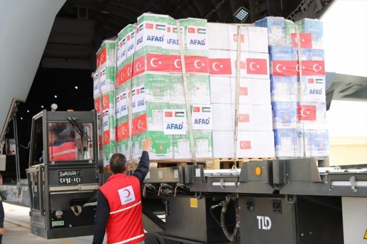 Gazzeli siviller i&ccedil;in T&uuml;rkiye'nin insani yardımlarını taşıyan ilk u&ccedil;ak Mısır'a iniş yaptı