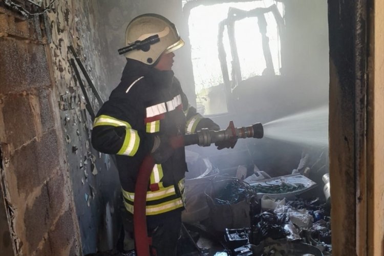 Mersin'de 14 katlı binada &ccedil;ıkan yangın kontrol altına alındı