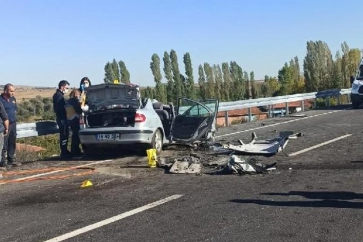 &Ccedil;orum'da 2 otomobil kafa kafaya &ccedil;arpıştı! 1 &ouml;l&uuml;, 2 yaralı