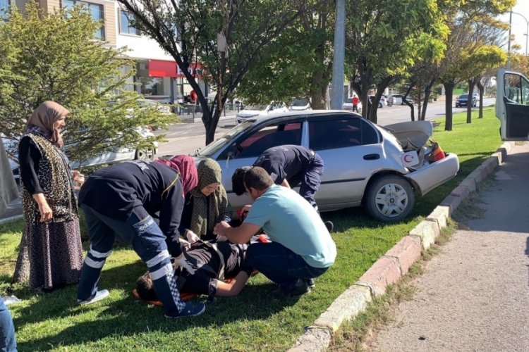 Aksaray'da otomobil kontrolden &ccedil;ıktı! Aydınlatma direğine &ccedil;arptı