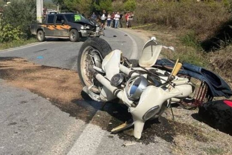 Antalya'da kamyonetle &ccedil;arpışan motosikletli hayatını kaybetti
