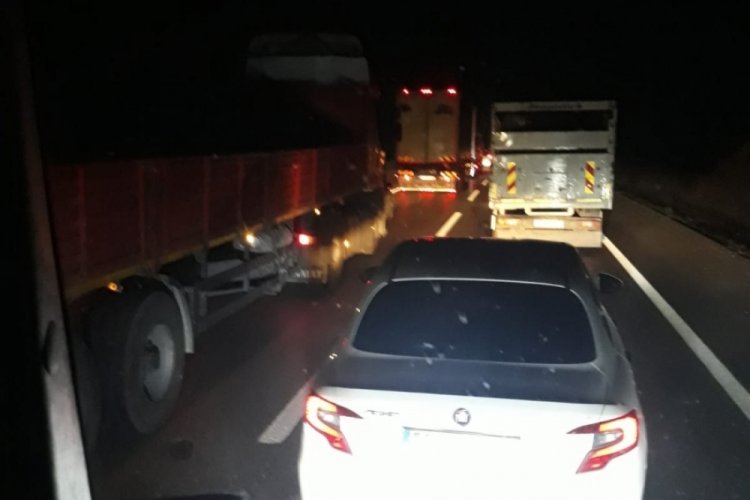 Bursa'da kargo aracı yandı! Kilometrelerce trafik oluştu