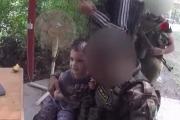 İzzeddin el-Kassam Tugayları, İsrailli 2 &ccedil;ocukla ilgilendikleri g&ouml;r&uuml;nt&uuml;leri yayınladı