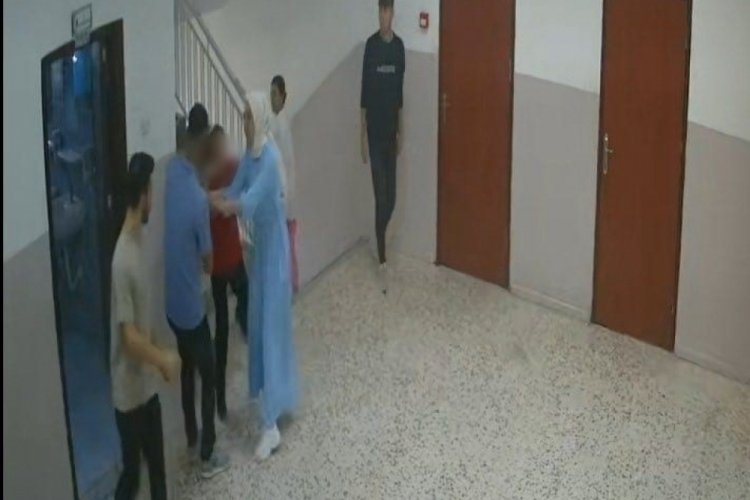 Adana'da bir kişi, kız kardeşini almaya &ccedil;alışırken &ouml;ğretmenlere saldırdı