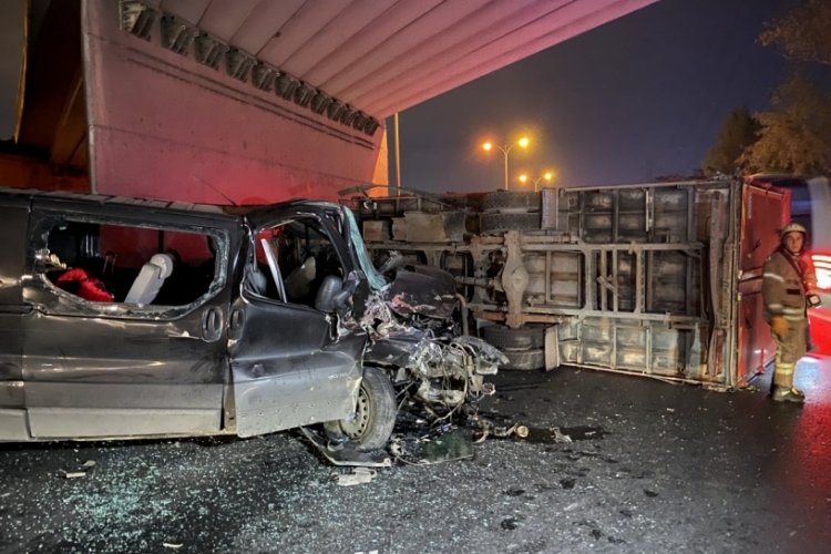 İstanbul'da panelvan ara&ccedil; kamyona &ccedil;arptı: 3 yaralı