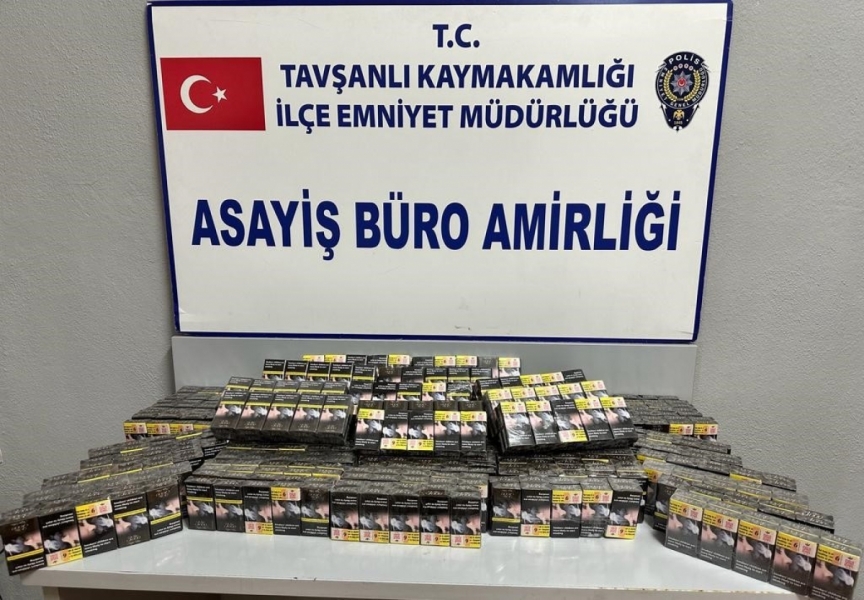 K&uuml;tahya'da kargo kolisinden 11 bin 400 adet ka&ccedil;ak sigara &ccedil;ıktı
