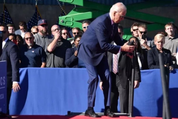 ABD Başkanı Biden Sahneye &ccedil;ıkarken d&uuml;ş&uuml;yordu