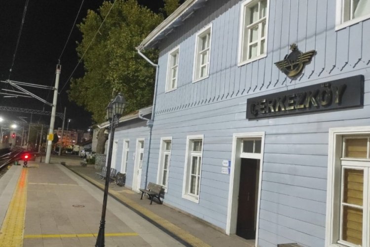 Tekirdağ'da raylara d&uuml;şen yaşlı adam kolu koparak can verdi