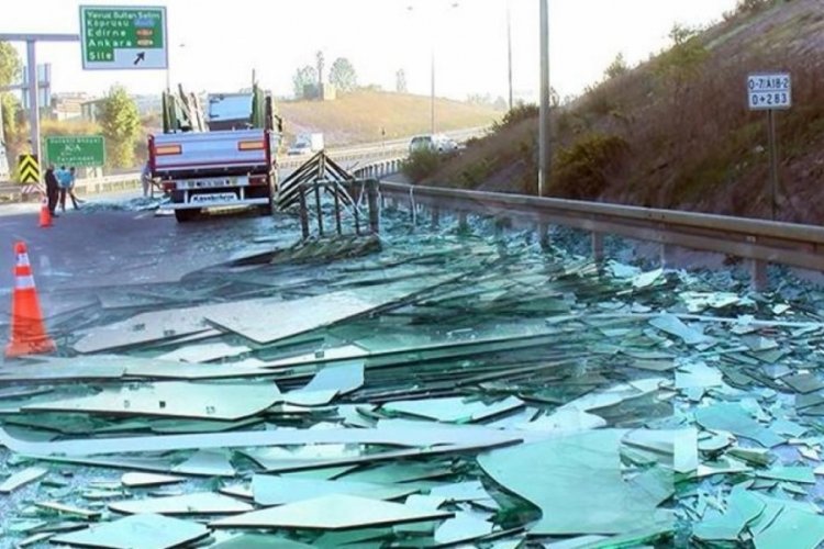 İstanbul'da camlar yola savruldu! Trafik durma noktasına geldi