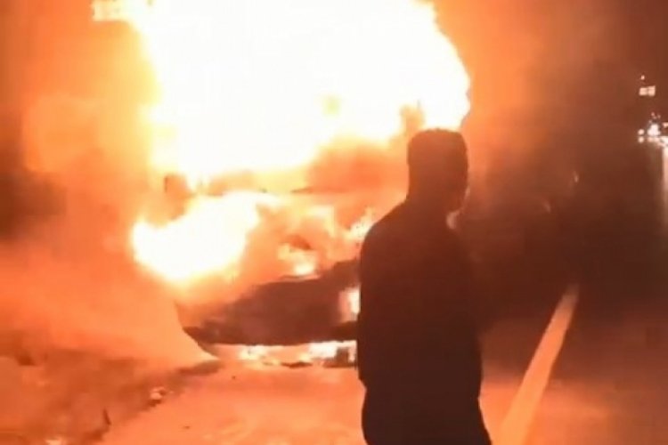 Bursa'da seyir halindeki kamyonet alev topuna d&ouml;nd&uuml;