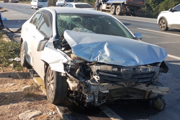 Antalya'da hafif ticari ara&ccedil; ile otomobil &ccedil;arpıştı: 4 yaralı