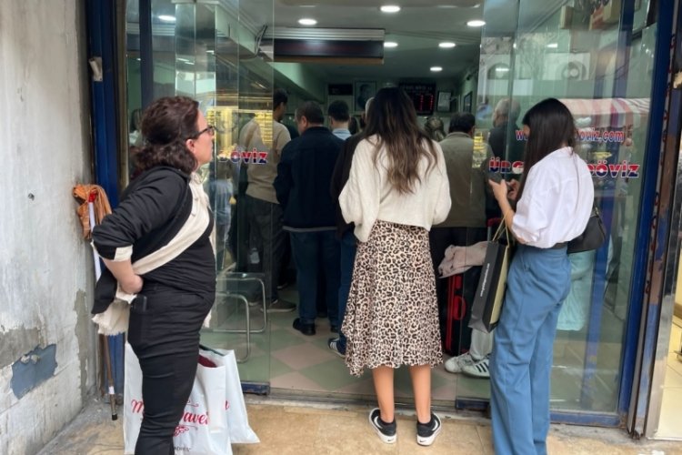 Bursa D&ouml;viz B&uuml;rolarında hafta sonu yoğunluğu!