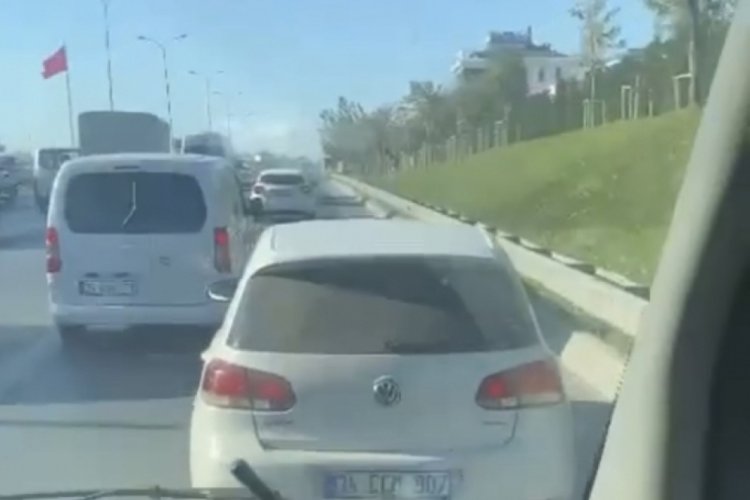 İstanbul'da  yol vermeyen maganda makas atarak ambulansa &ccedil;arptı