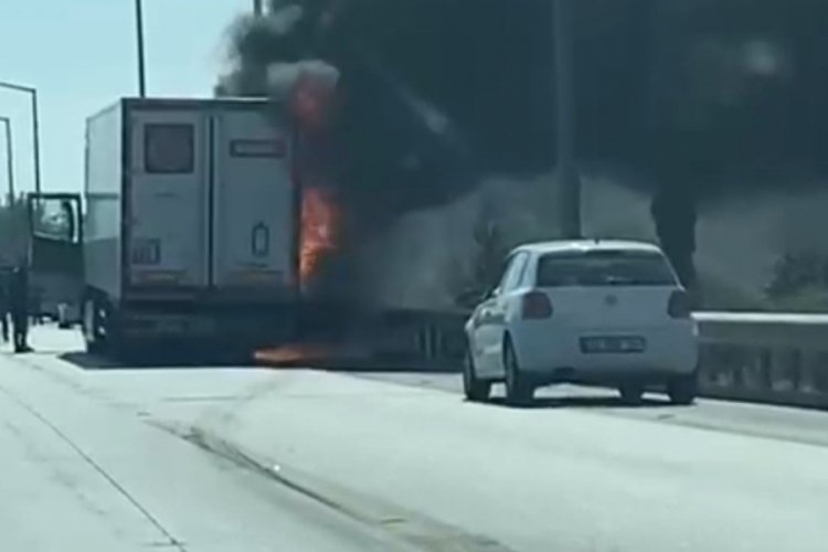 Mersin'de  meyve y&uuml;kl&uuml; tırda yangın &ccedil;ıktı! Kullanılamaz hale geldi