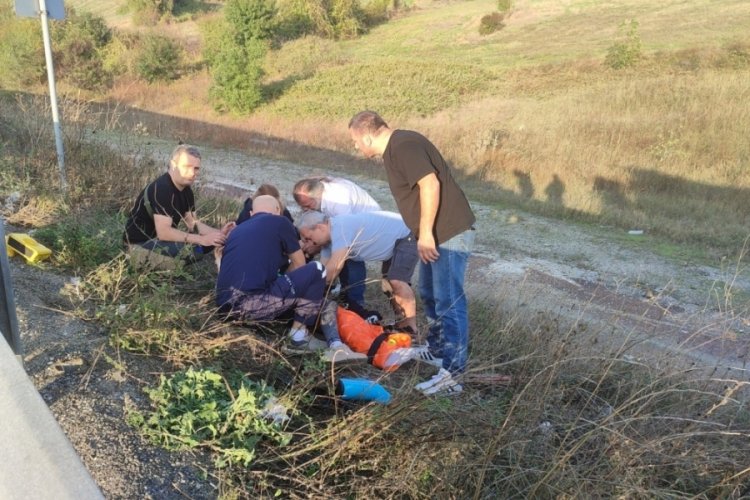 Bursa'da motosiklet bariyerlere &ccedil;arptı! 2 ağır yaralı