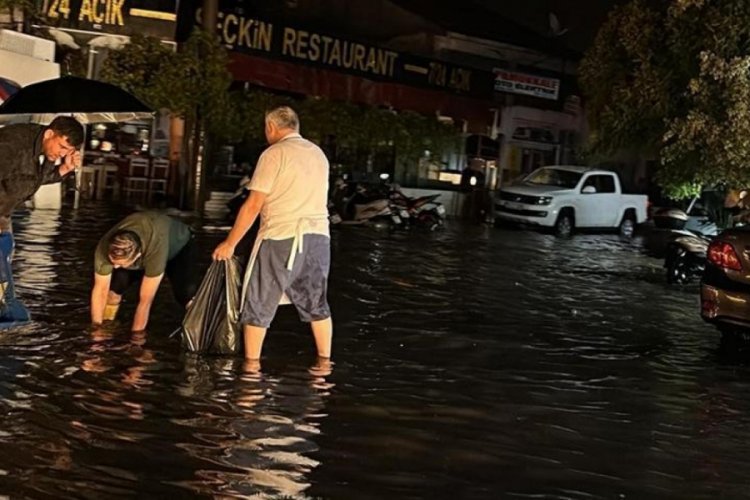 Fethiye'de kuvvetli yağış sokakları g&ouml;le &ccedil;evirdi
