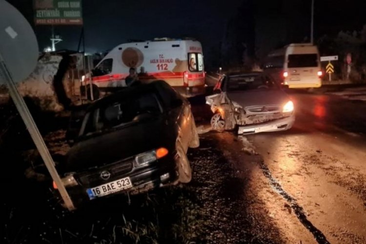 Bursa'da yanan arıza ışığının sebebini &ouml;ğrenmek i&ccedil;in ara&ccedil;tan indi! Başka bir ara&ccedil; &ccedil;arptı