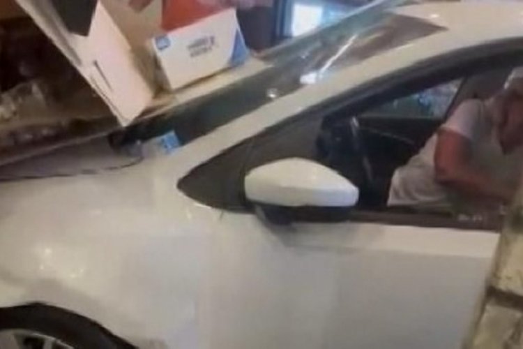 İstanbul'da otomobil ekmek fırınına daldı! 1 yaralı
