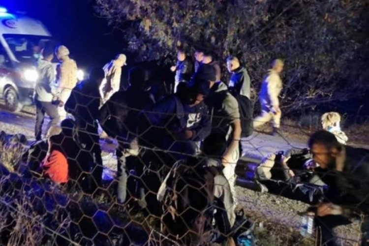 Van'da ka&ccedil;ak g&ouml;&ccedil;menlerin olduğu minib&uuml;s şarampole devrildi! 20 yaralı