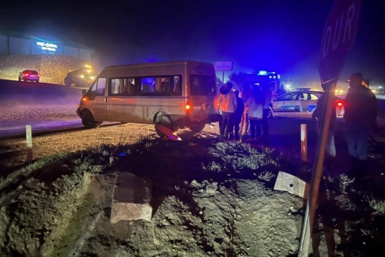 Nevşehir'de iş&ccedil;ileri taşıyan minib&uuml;s ref&uuml;je &ccedil;arptı! 7 yaralı
