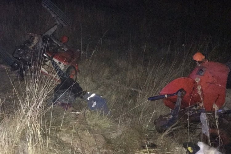 K&uuml;tahya'da tır yol kenarında duran trakt&ouml;re &ccedil;arptı! 2 &ouml;l&uuml;, 1 yaralı