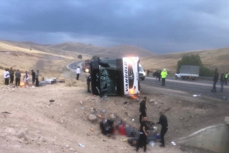 Sivas'ta otob&uuml;s devrildi: &Ccedil;ok sayıda &ouml;l&uuml; ve yaralı var
