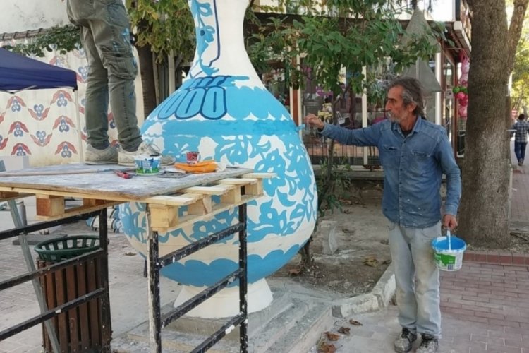 2 metre boyunda İznik &ccedil;inisinden dev vazo