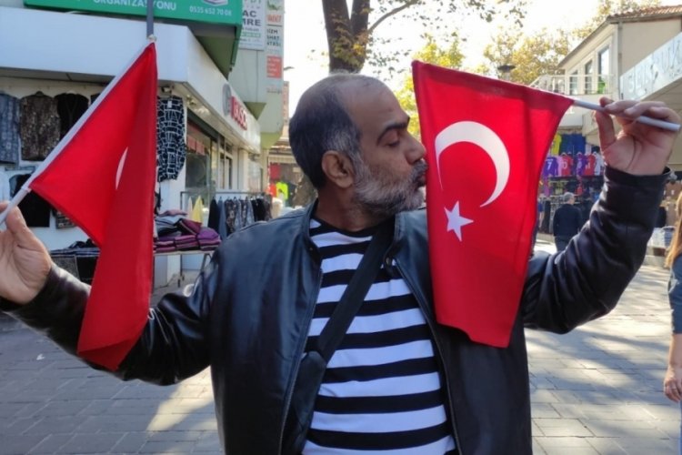 Bursa'ya gelen Pakistanlı turistin T&uuml;rk bayrağı sevgisi