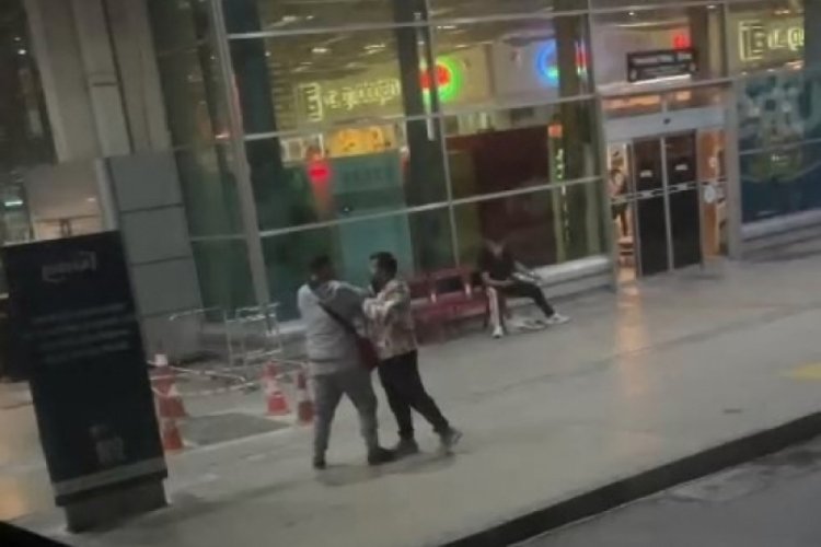 Bursa'da terminalde 'telefonumu &ccedil;aldın' iddiasıyla kavgaya tutuştular